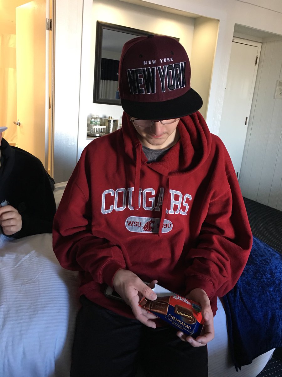 MacKidGigHarbor's tweet photo. This is the bomb diggity chocolate wafer bar. Creamy, not to rich and a total win with my kiddos #mklovesloacker #MKmeetup #ad https://t.co/6PT0fo8ugS