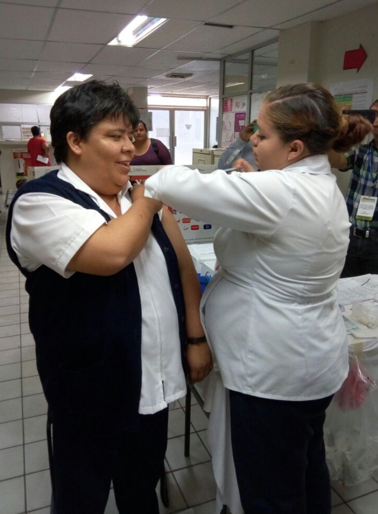 ssaludsonora's tweet photo. Porque los trabajadores de la salud somos grupo de riesgo, personal de la jurisdicción IV se aplica vacuna contra influenza #MejorVacúnate. https://t.co/WLjxrmhee5
