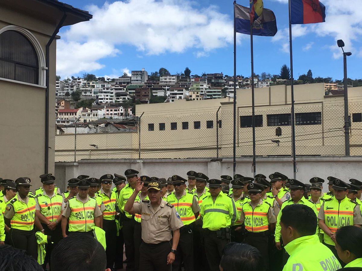 PoliciaEcuador's tweet photo. #CmdteDMQ dialoga con policías  #DistManuelaSáenz sobre la importancia de los cursos de capacitación. #PorTuSeguridad https://t.co/dcGN1GVSBL