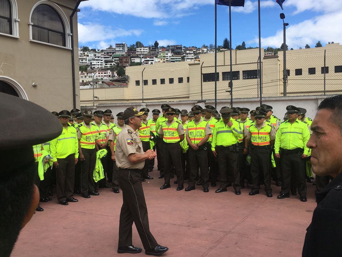 PoliciaEcuador's tweet photo. #CmdteDMQ dialoga con policías  #DistManuelaSáenz sobre la importancia de los cursos de capacitación. #PorTuSeguridad https://t.co/dcGN1GVSBL