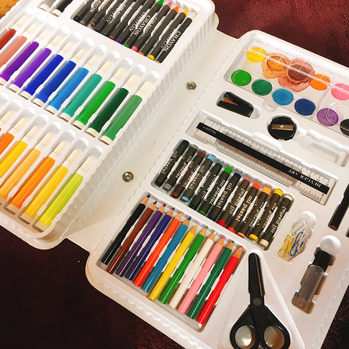 みすず 家事を仕事にする人 V Twitter お絵描き道具を用意してくれてたのでうちの子が早速いつものすみっこぐらしを このお絵描きセット ペンや絵の具やいろいろ入ってて面白い