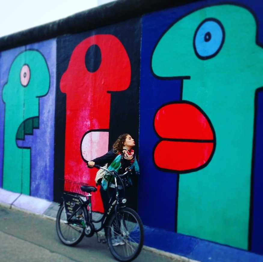 Marta_Bui's tweet photo. Siempre me atrajo el rojo!!#kissme #beso #berlin https://t.co/PB3AcvK9UL
