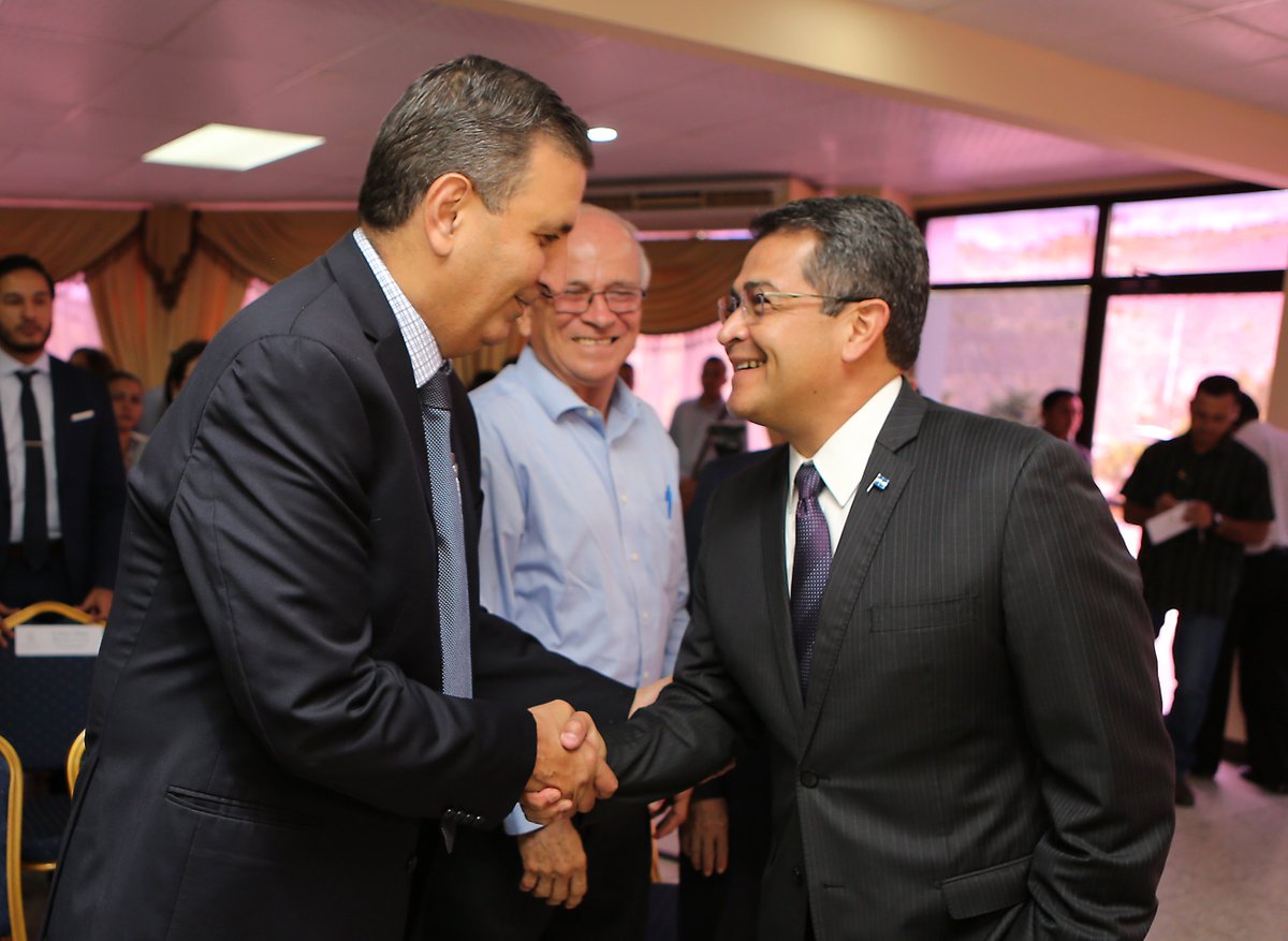 SEPresidencial's tweet photo. Con el propósito de fortalecer el fútbol hondureño, el Pdte. #Hernández firmó hoy un convenio de cooperación con la #Fenafut. https://t.co/HcJmRdWOtU
