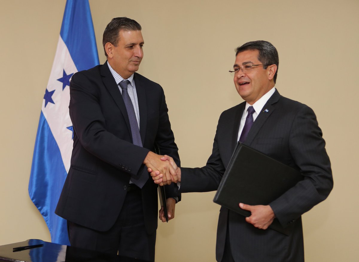 SEPresidencial's tweet photo. Con el propósito de fortalecer el fútbol hondureño, el Pdte. #Hernández firmó hoy un convenio de cooperación con la #Fenafut. https://t.co/HcJmRdWOtU