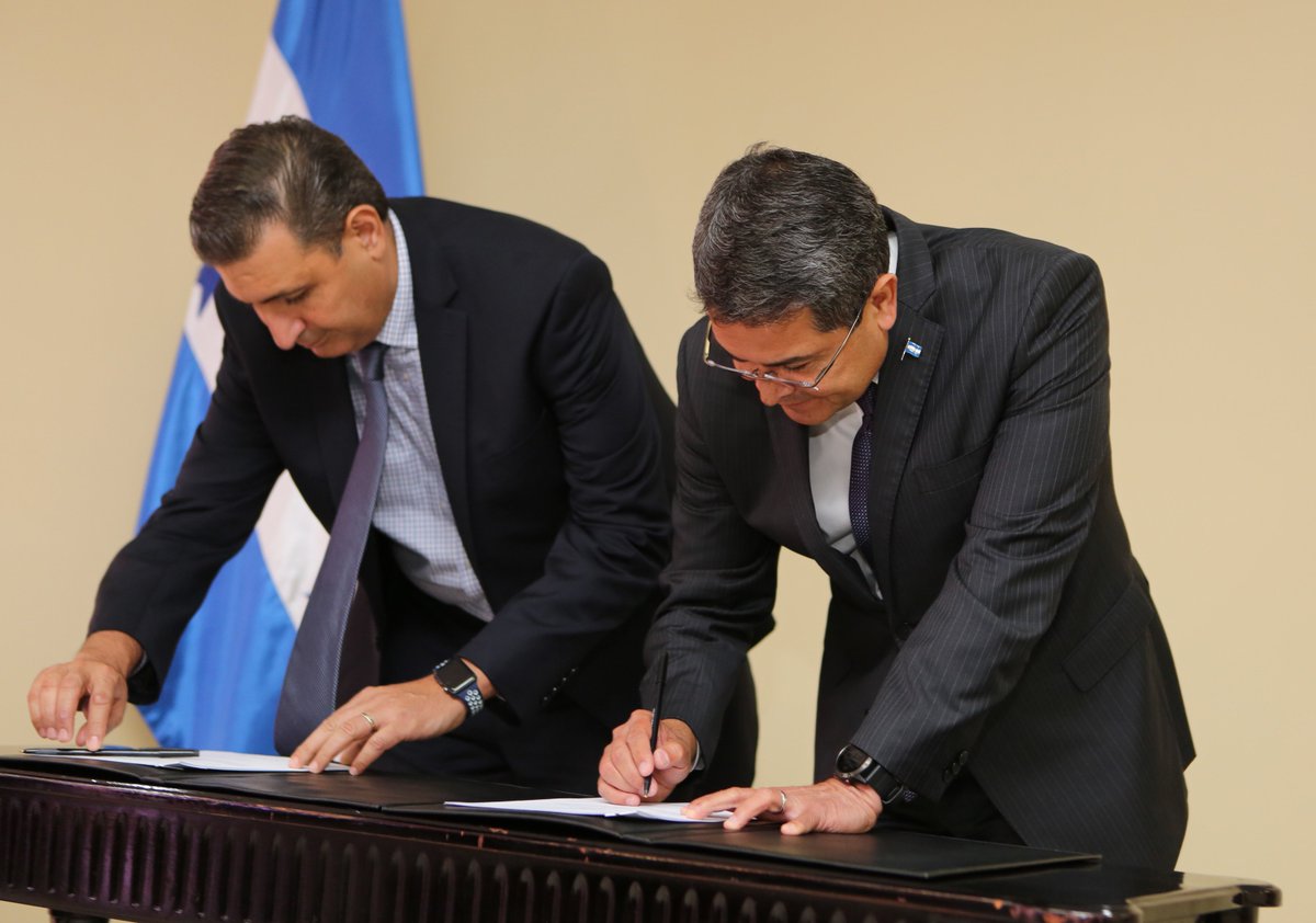 SEPresidencial's tweet photo. Con el propósito de fortalecer el fútbol hondureño, el Pdte. #Hernández firmó hoy un convenio de cooperación con la #Fenafut. https://t.co/HcJmRdWOtU