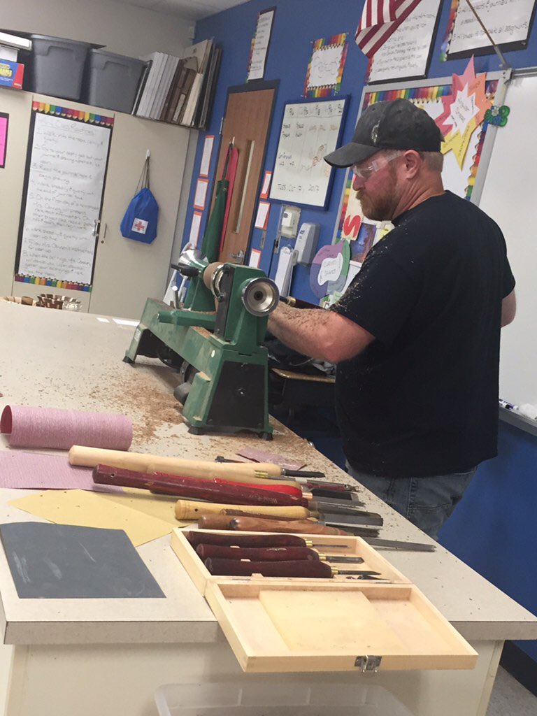CBMSSandite's tweet photo. Mrs. Cannon's class working on wood carving with Aaron Birdsong! #edsandite https://t.co/oEREFNrfEZ