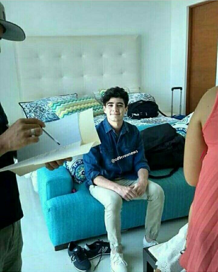 cd9crewnews's tweet image. Jos el día de hoy 17/Octubre en Cancún grabando al parecer una serie llamada &quot;16cincuenta&quot;
~Less