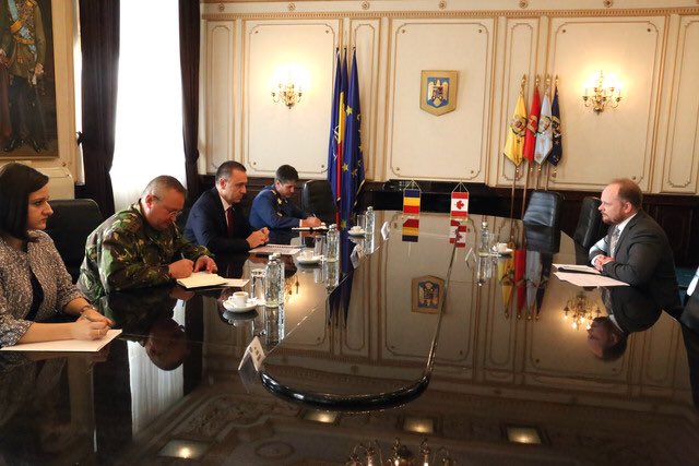 KHamiltonNATO's tweet photo. Productive meeting this morning with new Romanian Defence Minister #Fifor, alongside Defence Chief @NicolaeCiuca. Discussed joint projects, @RCAF_ARC air policing, @CanadianForces deployments, and plans for even closer cooperation. #WeAreNATO #opREASSURANCE 🇨🇦🇷🇴 https://t.co/LDtvAI3uAN