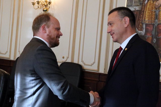 KHamiltonNATO's tweet photo. Productive meeting this morning with new Romanian Defence Minister #Fifor, alongside Defence Chief @NicolaeCiuca. Discussed joint projects, @RCAF_ARC air policing, @CanadianForces deployments, and plans for even closer cooperation. #WeAreNATO #opREASSURANCE 🇨🇦🇷🇴 https://t.co/LDtvAI3uAN
