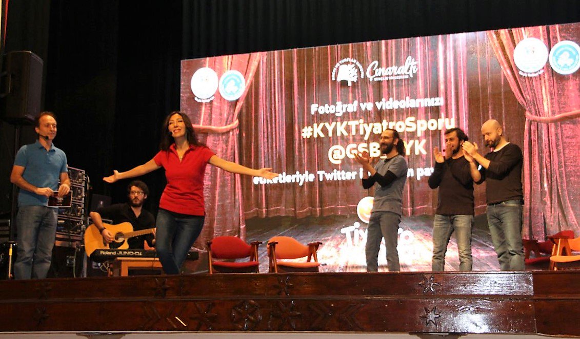 GSB_KYGM's tweet photo. Gençler, konuyu ve oyunun🤹‍ gidişatını belirledi; sahnede oyunculara🕺 eşlik etti... 
#KYKTiyatroSporu Çankırı'da da eğitirken eğlendirdi.😀 https://t.co/fv31KtNdSP