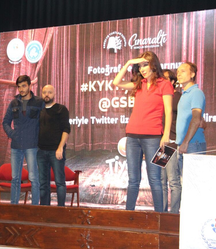 GSB_KYGM's tweet photo. Gençler, konuyu ve oyunun🤹‍ gidişatını belirledi; sahnede oyunculara🕺 eşlik etti... 
#KYKTiyatroSporu Çankırı'da da eğitirken eğlendirdi.😀 https://t.co/fv31KtNdSP