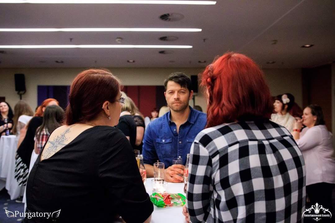 _MrsComatose_'s tweet photo. Tb to when I met @mishacollins for the first time at #purcon2 last year. First thing he said was that he loves my glasses. Good times ❤ https://t.co/BqZuUltv7T