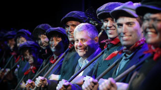 Happy birthday to theatrical producer Cameron Mackintosh, who helped bring MARY POPPINS to the stage! 