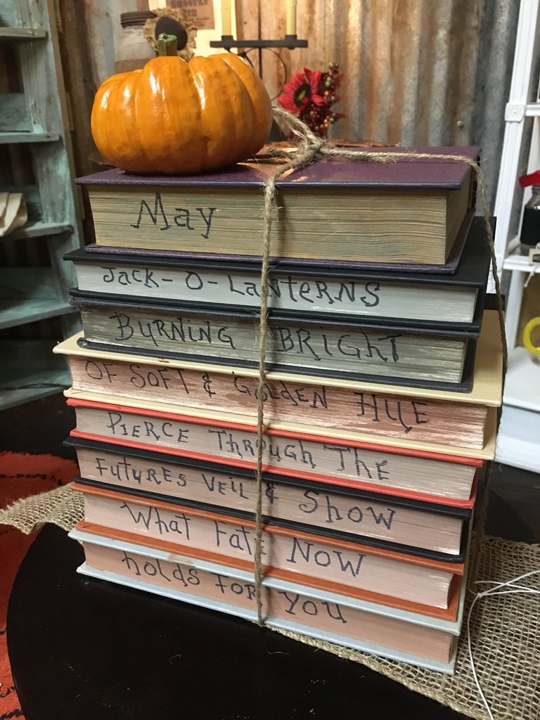 VRAntiques's tweet photo. It’s a season for jack-o’-lanterns! #GoVintage https://t.co/5fsAMdsEmx