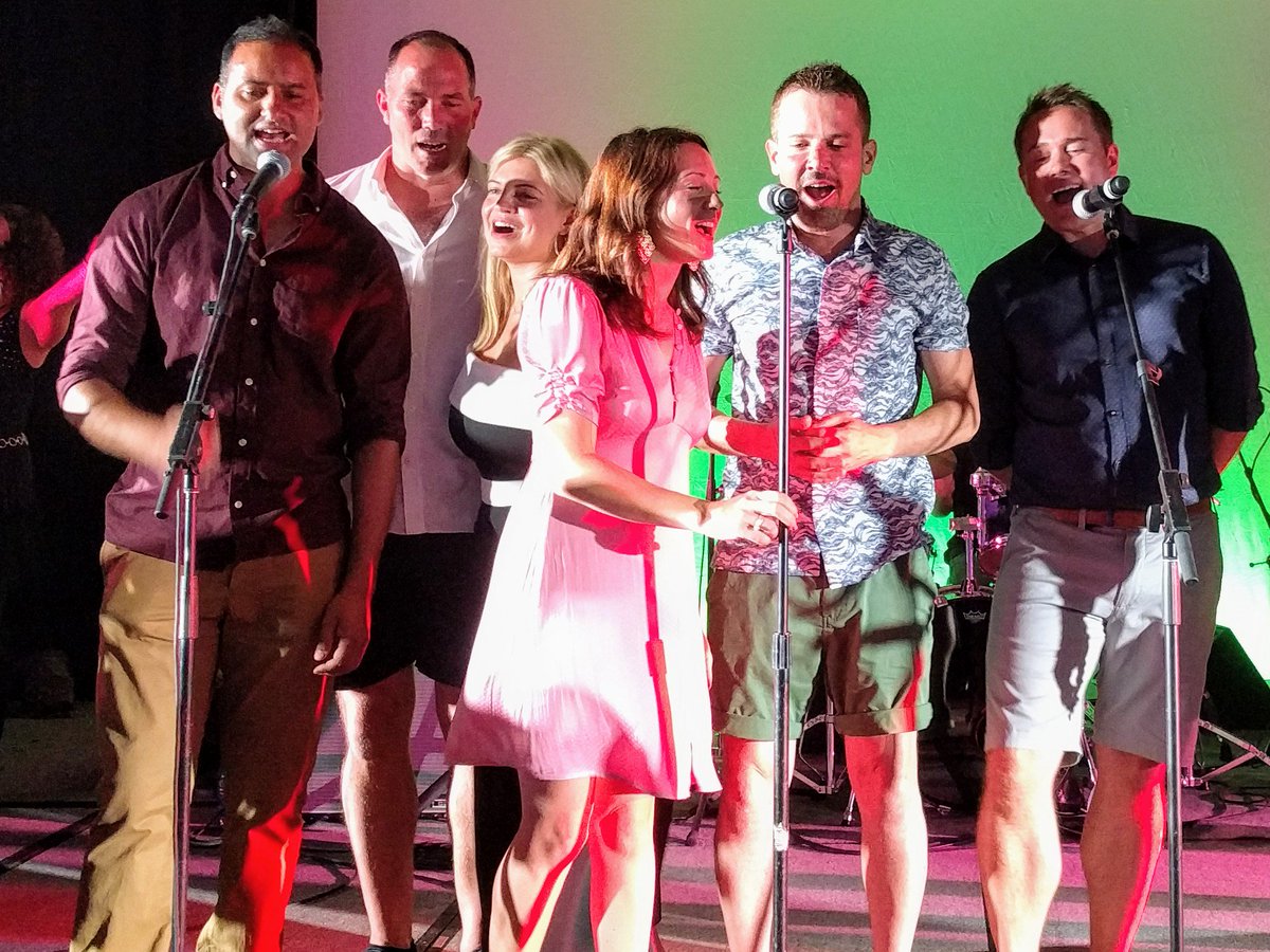 lucasewatson's tweet photo. Team that sings together wins together #intuituk #2017gobig #ceosalesclub @Intuit @QuickBooksUK @dominicallon https://t.co/8poCUZog3n