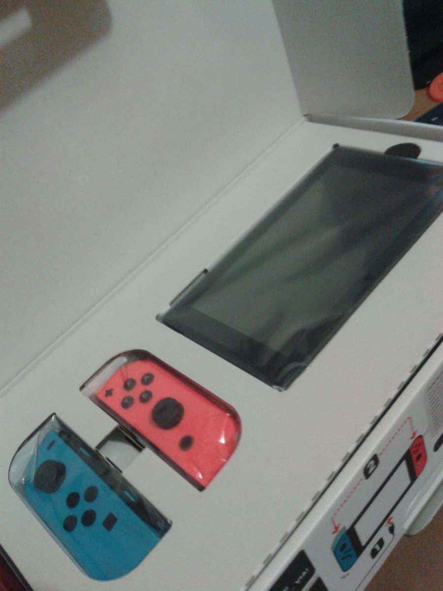 GetK_Pario's tweet photo. Je suis content car j'ai enfin la #NintendoSwitch !! #Happy #Nintendo #Switch #SwitchAndPlay #JoyCon #Dock #HDMI #GetK_Pario @guillaumetkim https://t.co/KjbYfg59Hy