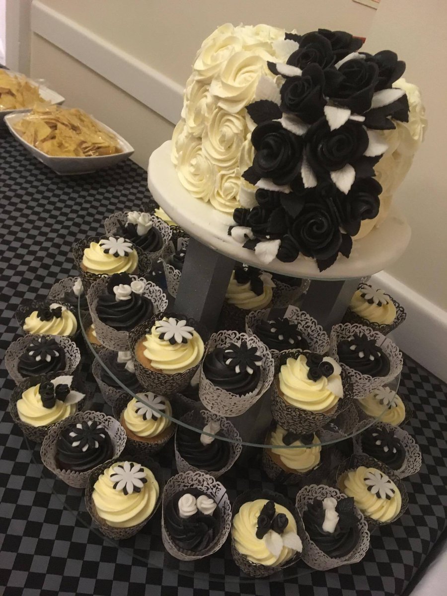 thecakecroft's tweet photo. #blackandwhiteparty #cake https://t.co/rCj3zeCiY5