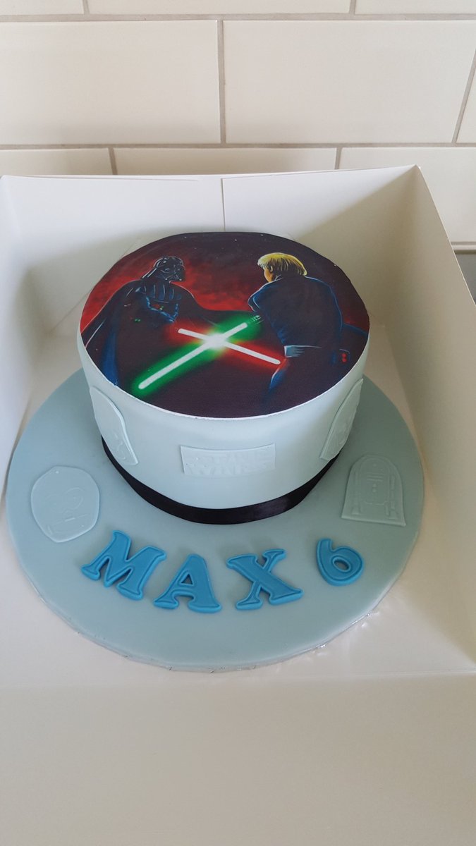 thecakecroft's tweet photo. #starwars cake https://t.co/0rWQVKyixn