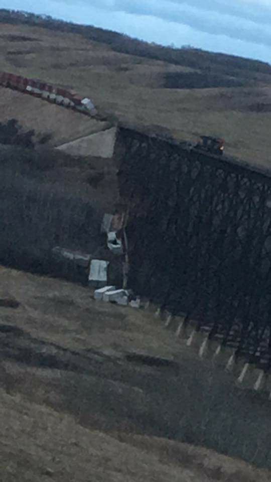 MichelleAlksne's tweet photo. Due to the winds.This took place just after 6pm PST.
ALBERTA This is how windy it is rite now. R&amp;R wainwright Alberta tressel!!! #windy https://t.co/xIq1u0V4fw