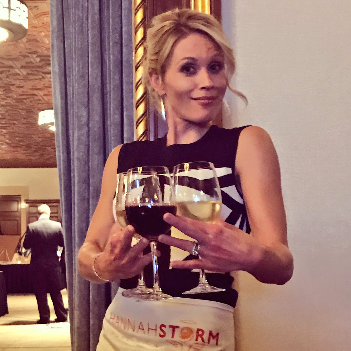 LisaKerney's tweet photo. Proof I was on my game... #HSFWaiterNight @hannahstormfdn #nyc https://t.co/TkKqf1kSBf