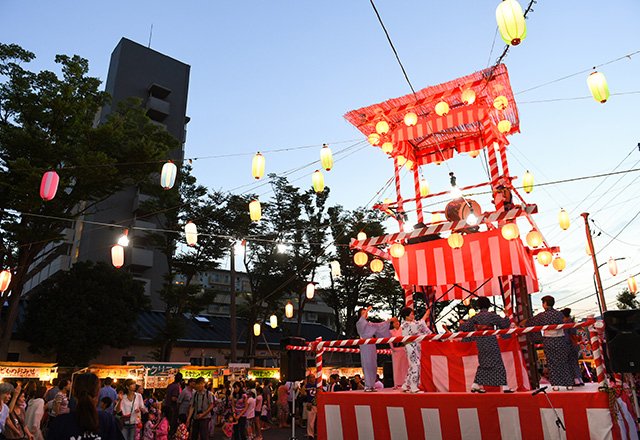 Ur賃貸住宅 くらしのカレッジ 団地で ふるさと を満喫 45年の時を超え 夢をつなぐ夏祭り 神奈川県横浜市 にある奈良北団地では 手作りのやぐらが名物の夏祭りが 毎年開催されています 今年も笑顔があふれていました T Co Xmvwil5fpq