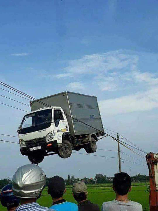 トラックが宙に浮いてる！？電線に引っかかったトラックがヤバすぎるwww