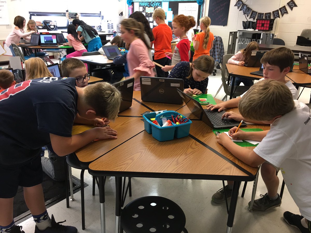 mrshollar's tweet photo. Peer Review. Giving advice on #scratch #cttf projectile games.  #gallerywalk @roundhilles #rhl4code @jewellclass @MrsMackey4 @LCPSMrsParker https://t.co/K9IFXCIA1B