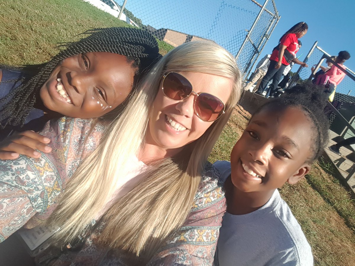 shelene_longELM's tweet photo. Cheering on @EvansCougars with some sweet 4th graders! #playoffs #juniorcheerleader #allsmiles https://t.co/ESvnv0BD25