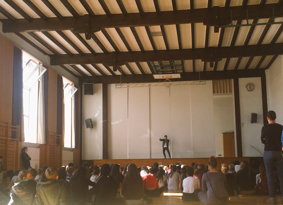 Robeat_beatbox's tweet photo. Teaching at school today ☺️👌🏼 #beatbox #workshops #future #entertainment #robeat #school https://t.co/7r741CMvQu