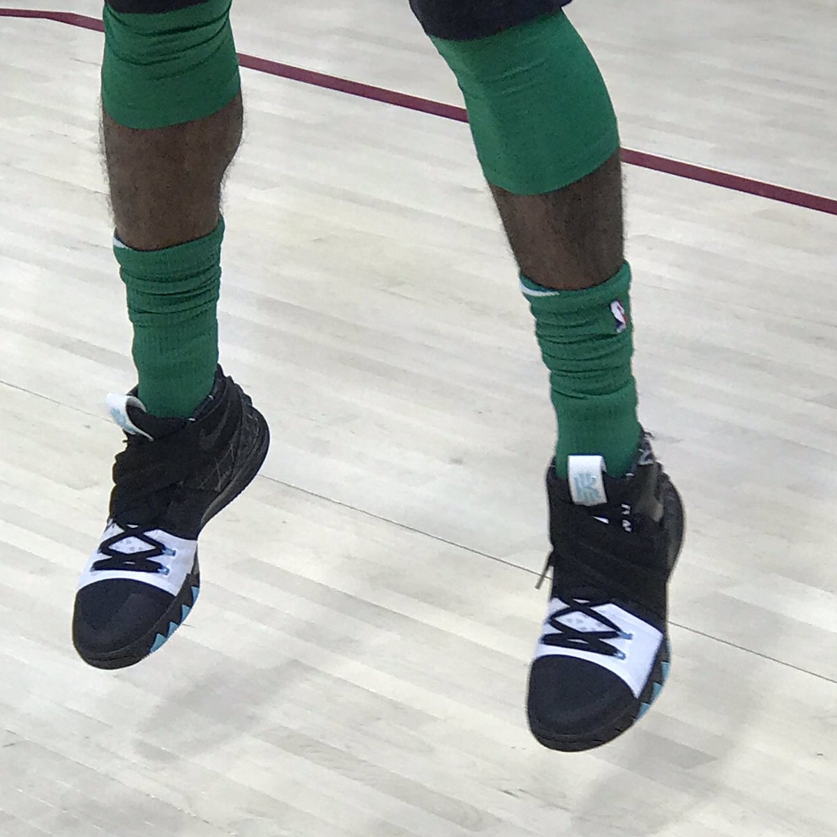 J23app's tweet photo. NIKE KYRIE S1HYBRID 🤔 RT @SoleCollector: #SoleWatch: @kyrieirving's new Nikes appear to be hybrid of the 1, 2, and 3 https://t.co/VM9dxf9pmD