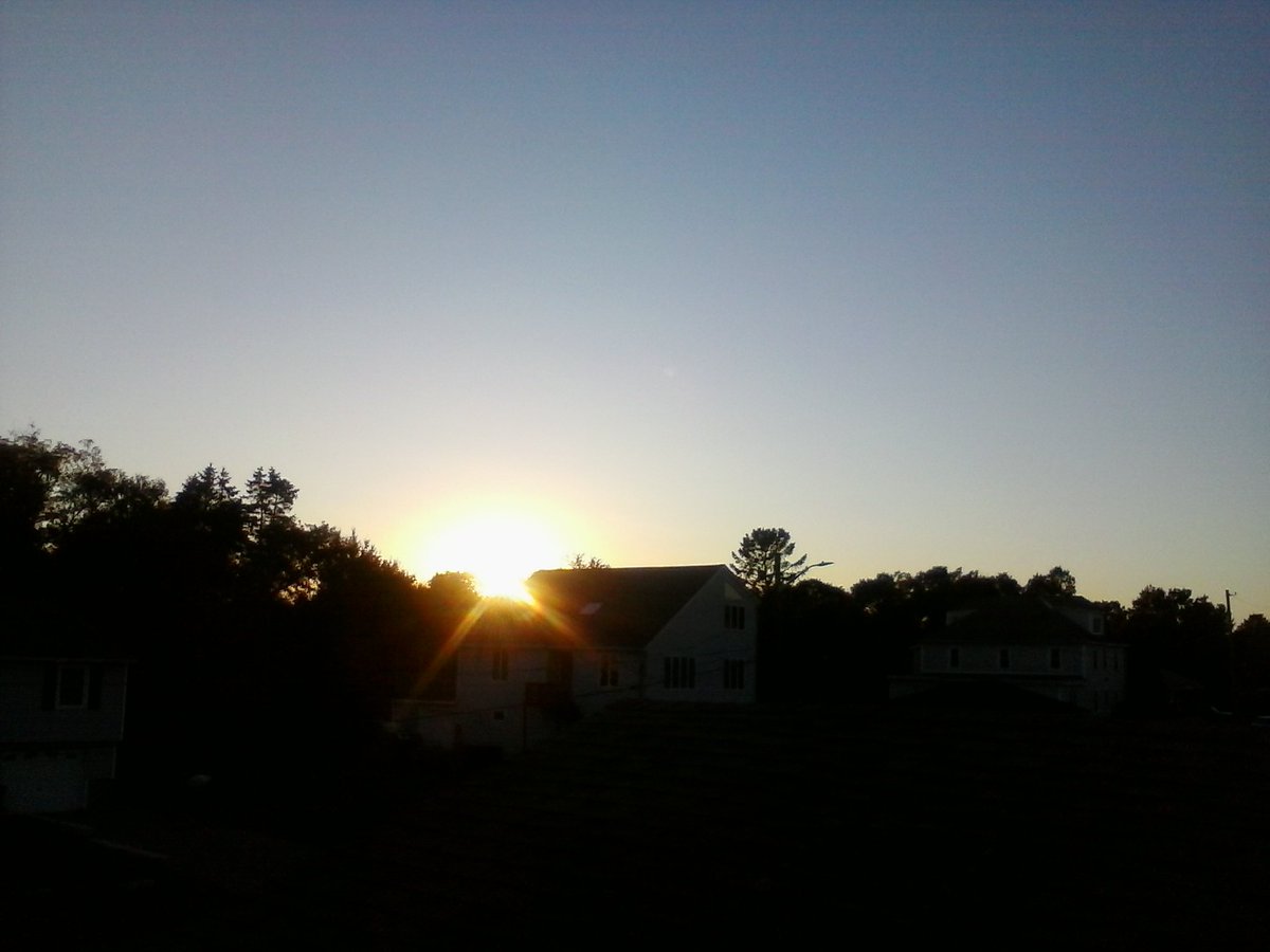 TMAN1108pm's tweet photo. @StormHour: #Sunset with a golden halo over #PleasantValleyMa.. Pic taken from my roof @ 545pm.. #IndianSummer2017 https://t.co/sV8K7aey5L