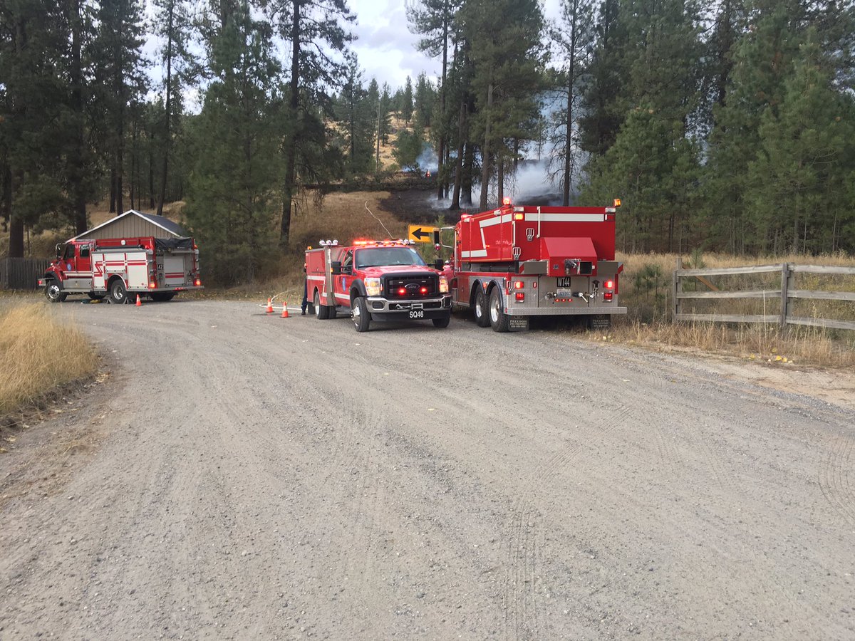 SpokaneCoFire4's tweet photo. #SCFD4 is on scene of an acre plus fire on Hardesty & Chipmunk north of Chattaroy with @waDNR_fire, wet line around the fire https://t.co/wEMp87wuil