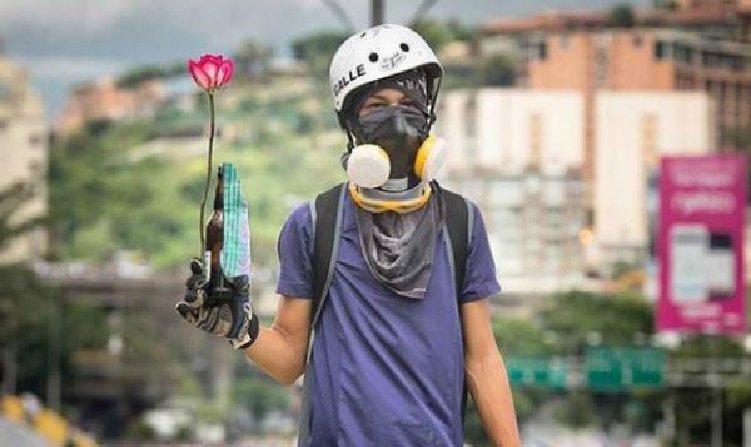 VenezuelaEW's tweet photo. Neomar Lander habría cumplido este martes 18 años: Su madre le dedicó un desgarrador mensaje #Venezuela 
#NeomarLander https://t.co/MjtLynxOZO