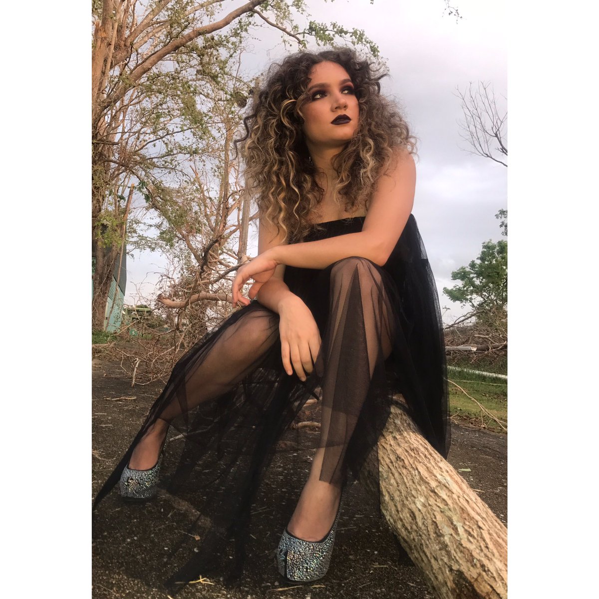 Oneida25's tweet photo. Stronger than a waterfall 🖤 https://t.co/hvyktAENL1