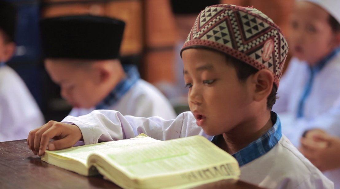 OfficialRCTI's tweet photo. Kerinduannya terhadap kedua Orangtuanya tidak pernah menyurutkan semangat Faruq untuk tetap menghafal Al-Qur’an. #FaruqPencintaQuran https://t.co/cmstk9cVNL