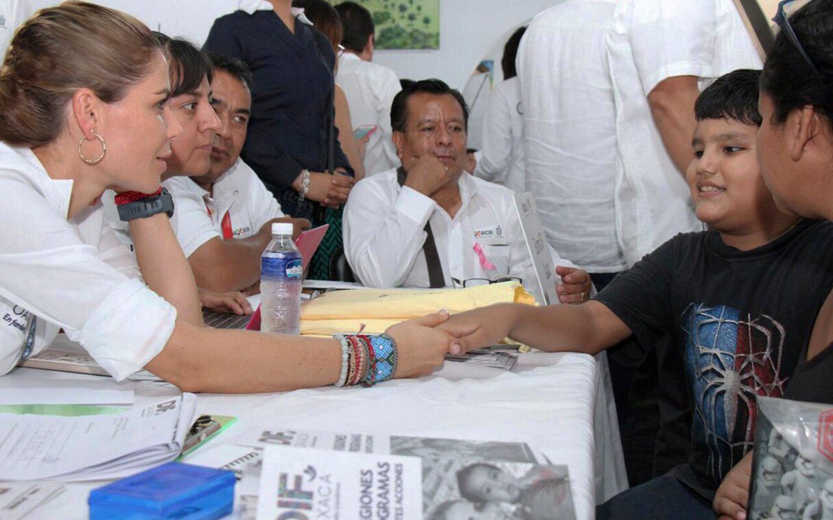 IvetteMurat's tweet photo. En Tuxtepec, el @DIF_Oaxaca atendemos a las familias de la Cuenca, en la 3ª #AudienciaPublicaGobOax. ¡Somos un Gobierno cercano a la gente! https://t.co/IhXubS8cHK