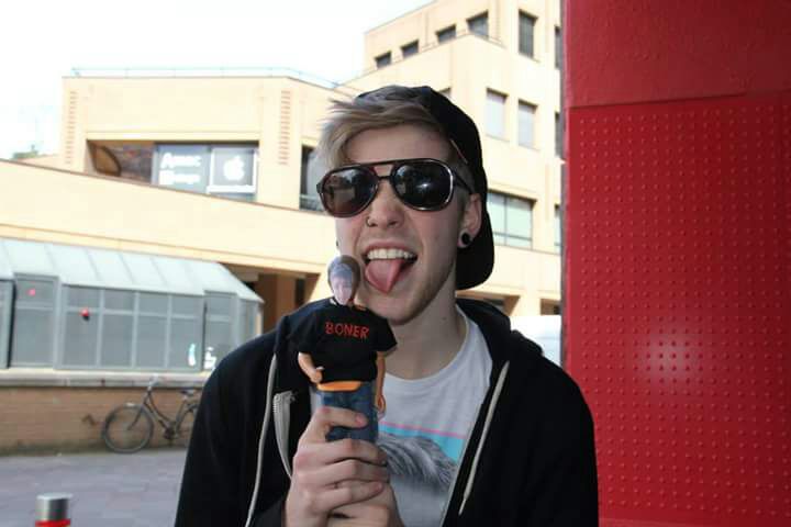 gijsthee's tweet photo. @PattyxWalters You're probably wondering why the fuck someone threw a Ken doll on stage. Just look at this pic. I was that guy https://t.co/78QVuusQek
