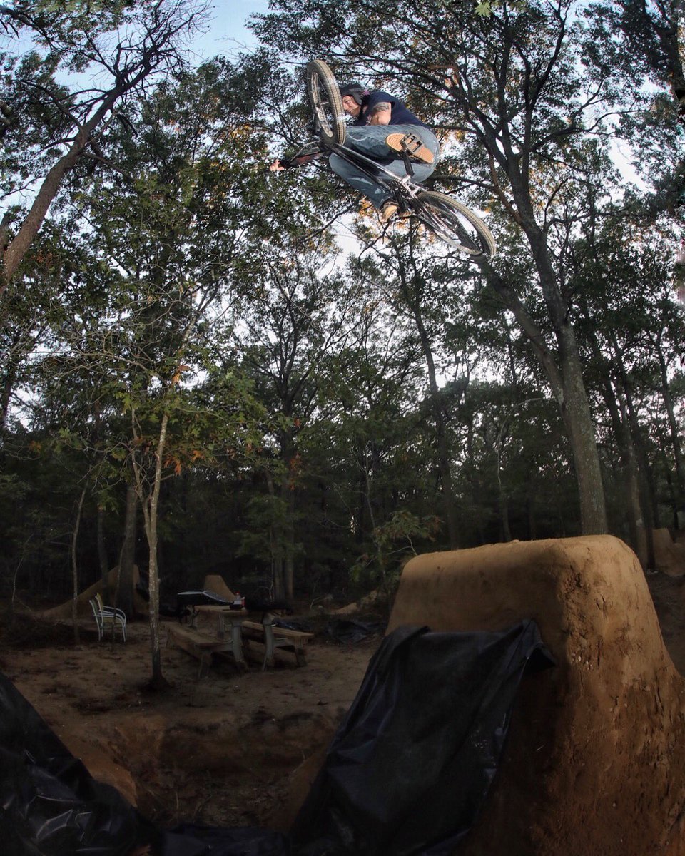 DarrenJMeenan's tweet photo. Laying it down at #PatioTrails today. 📸: @keith_terra | #BMX #LIBMX #OldGuysWhoRide #TabletopTuesday https://t.co/jQyS86u0OH