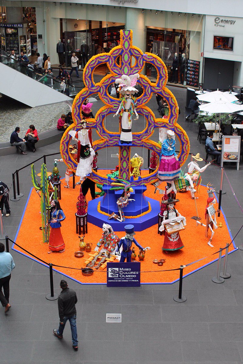 ObturadorMX_'s tweet photo. Así se ve la ofrenda por #DíaDeMuertos realizada por @DoloresOlmedo en #Reforma222 #TómateUnaSelfie porque lo vale 👌#obturadormx #OBTMX https://t.co/J9ZSHRWR2D