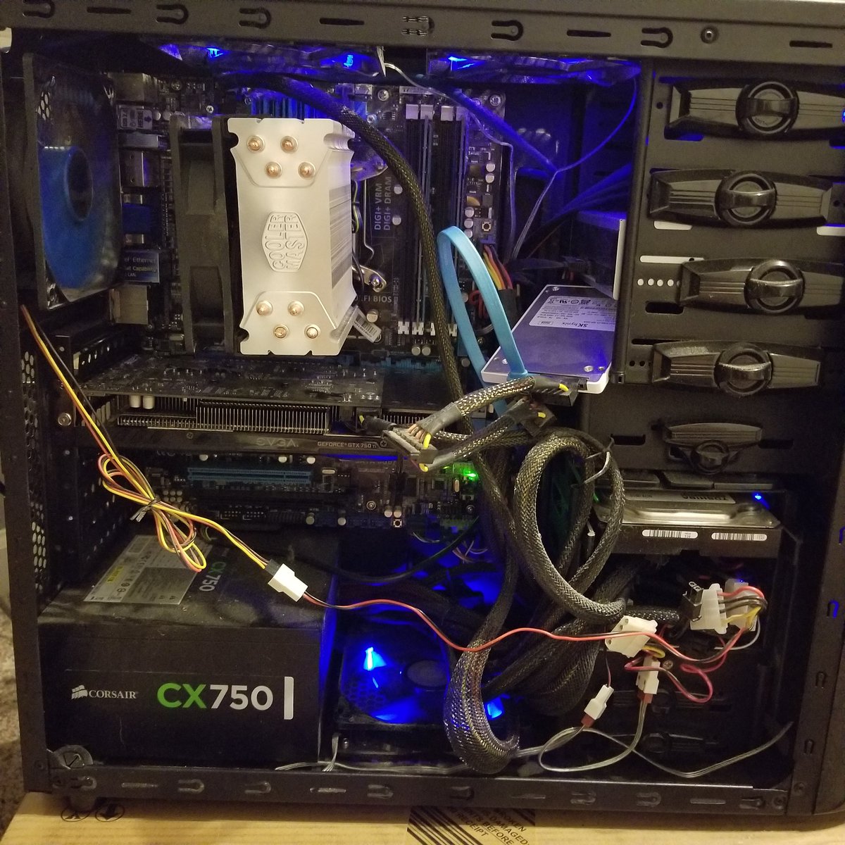 TheCapedCritic's tweet photo. @bitwitkyle HELP!! #PIMPMYPC
ASUSTeK P8Z77-V
Core i5-3570k @ 4.0 GHz
Hyper 212 EVO cooler
16GB #cheapRAM
GTX 750 Ti
#TooManyFans #TurnOnandLiftOff https://t.co/oxrehDpCZd