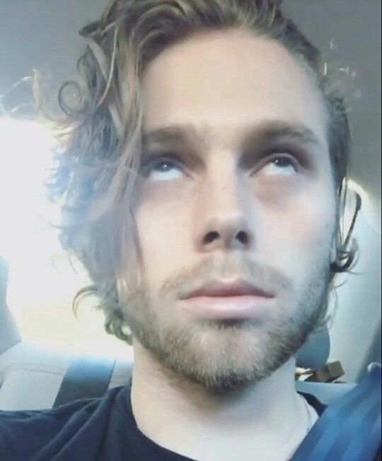 Lah5sos's tweet photo. Minha reação ao ver a tag "querodarproluke". 
MENOS, BEM MENOS! 😡😡
#LukeDeservesMore https://t.co/CHZAZ63gjE