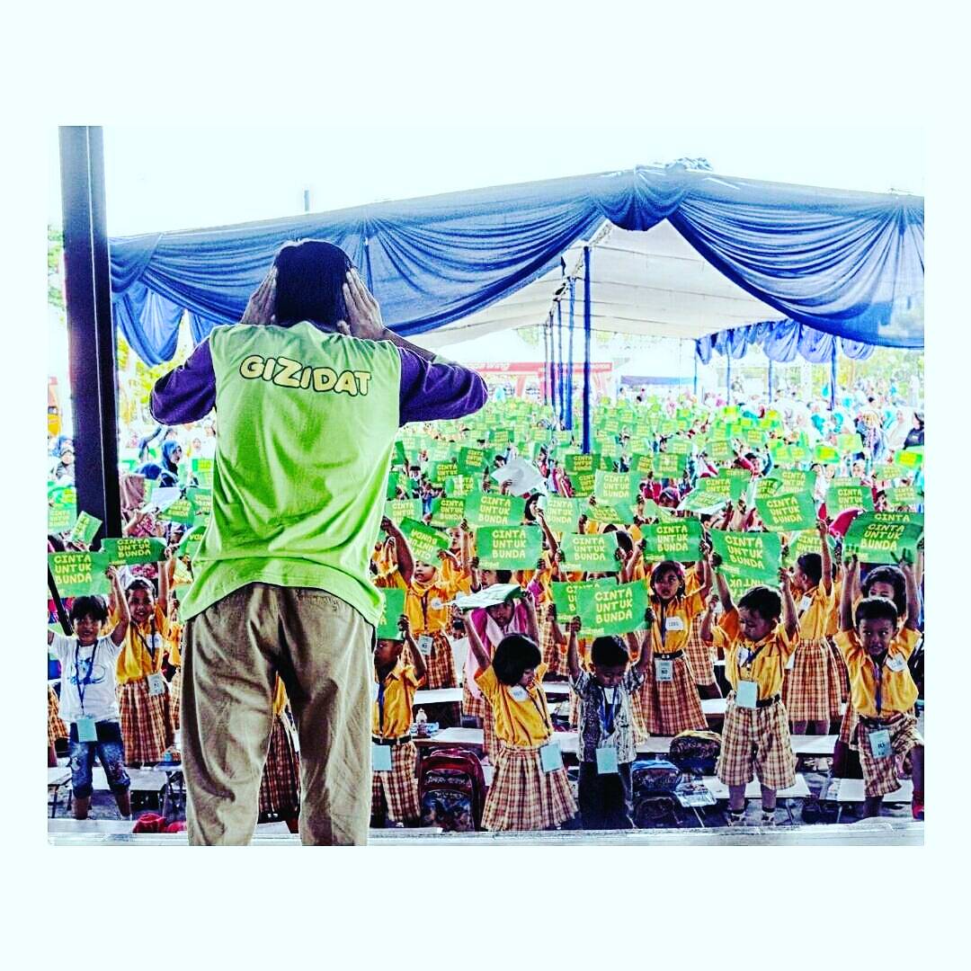 Kanker_Terapi's tweet photo. Meet and great #gizidatdiary bersama 2000 anak anak Paud banyumas bersama-sama mengekspresikan aku cinta Bunda. 

Thanks @gizidat 
#gizidat https://t.co/pZ1kGxJo0b