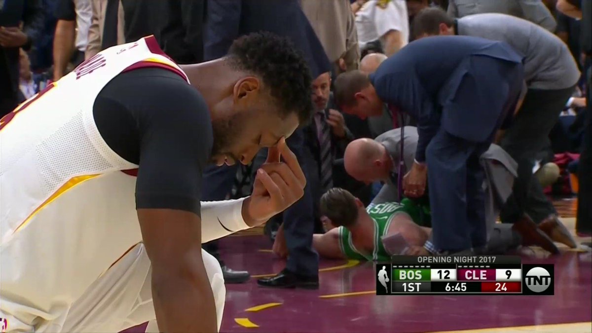 YahooSports's tweet photo. The reaction as Gordon Hayward goes down with a brutal leg injury https://t.co/AKap32Y7PW