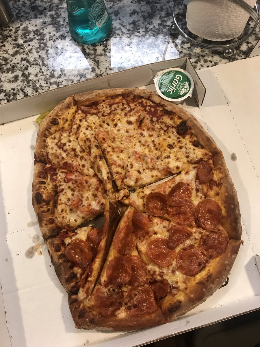 katedonofrio1's tweet photo. @PapaJohns tell ur delivery drivers to take it easy on the turns https://t.co/X8h0JFjNa9