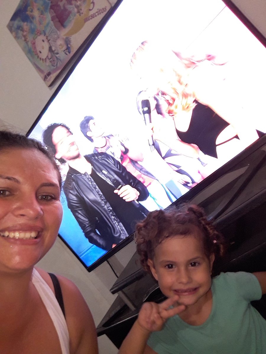 SAYDA85's tweet photo. #viendoGuerreros con mi princesa viendo él mejor programa de todos felicidades Kathy😍 arriba chicas bendiciones para todos. https://t.co/uM4rWACpGg