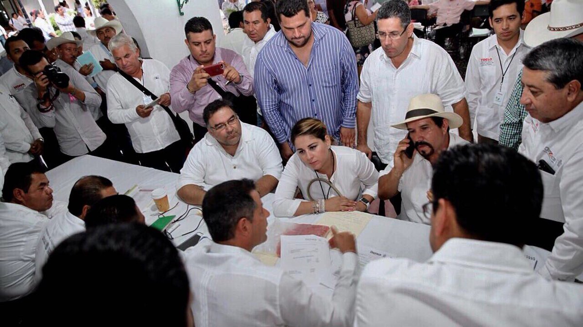 alejandromurat's tweet photo. En cada una de las regiones, atendemos a la población; hoy en Tuxtepec realizamos la 3ª #AudienciaPúblicaGobOax, para brindar soluciones. https://t.co/DRSmebIss5