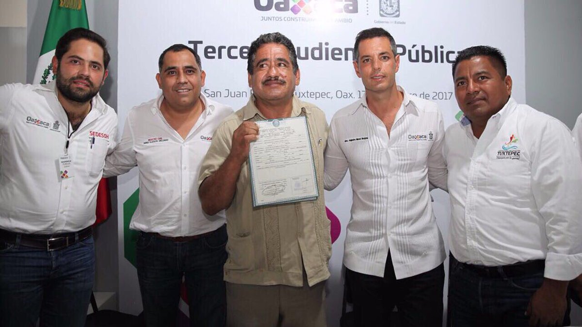 alejandromurat's tweet photo. En cada una de las regiones, atendemos a la población; hoy en Tuxtepec realizamos la 3ª #AudienciaPúblicaGobOax, para brindar soluciones. https://t.co/DRSmebIss5