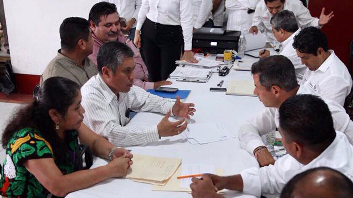 alejandromurat's tweet photo. En cada una de las regiones, atendemos a la población; hoy en Tuxtepec realizamos la 3ª #AudienciaPúblicaGobOax, para brindar soluciones. https://t.co/DRSmebIss5