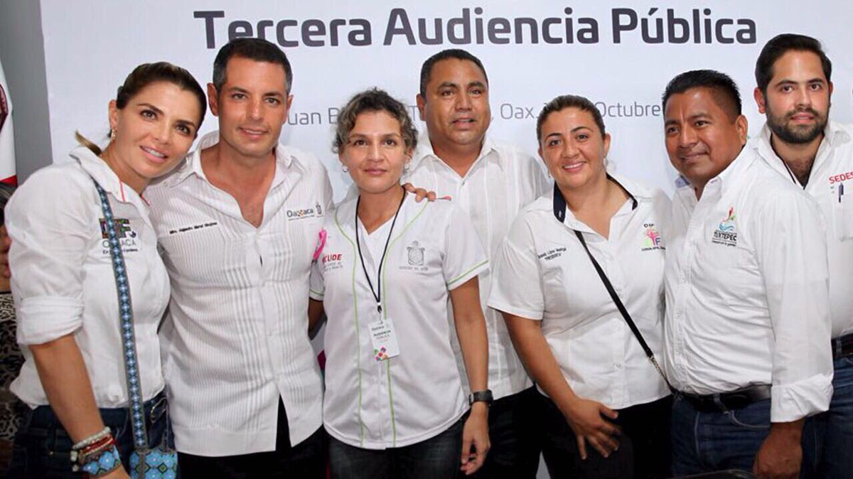alejandromurat's tweet photo. En cada una de las regiones, atendemos a la población; hoy en Tuxtepec realizamos la 3ª #AudienciaPúblicaGobOax, para brindar soluciones. https://t.co/DRSmebIss5