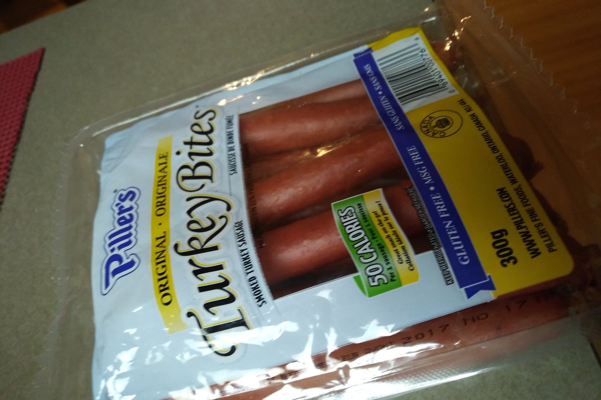 mrmichaeljohn's tweet photo. Mike's eyes: LOOK pepperonis!!
Mike's eyes: OH, turkey pepperonis..
Mike's mouth: nomnomnom
Mike's belly: yay, MEAT! #ALLMEATMATTERS https://t.co/1B0jEs2FsK